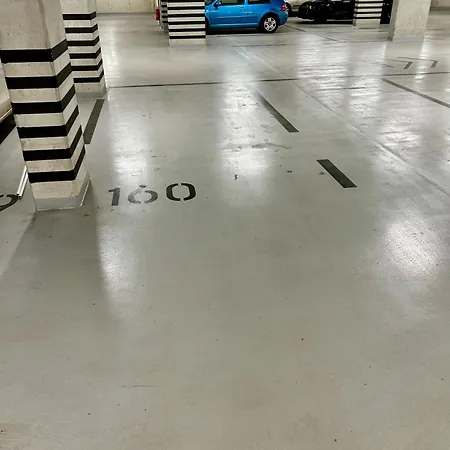 Baker House - Free Private Parking